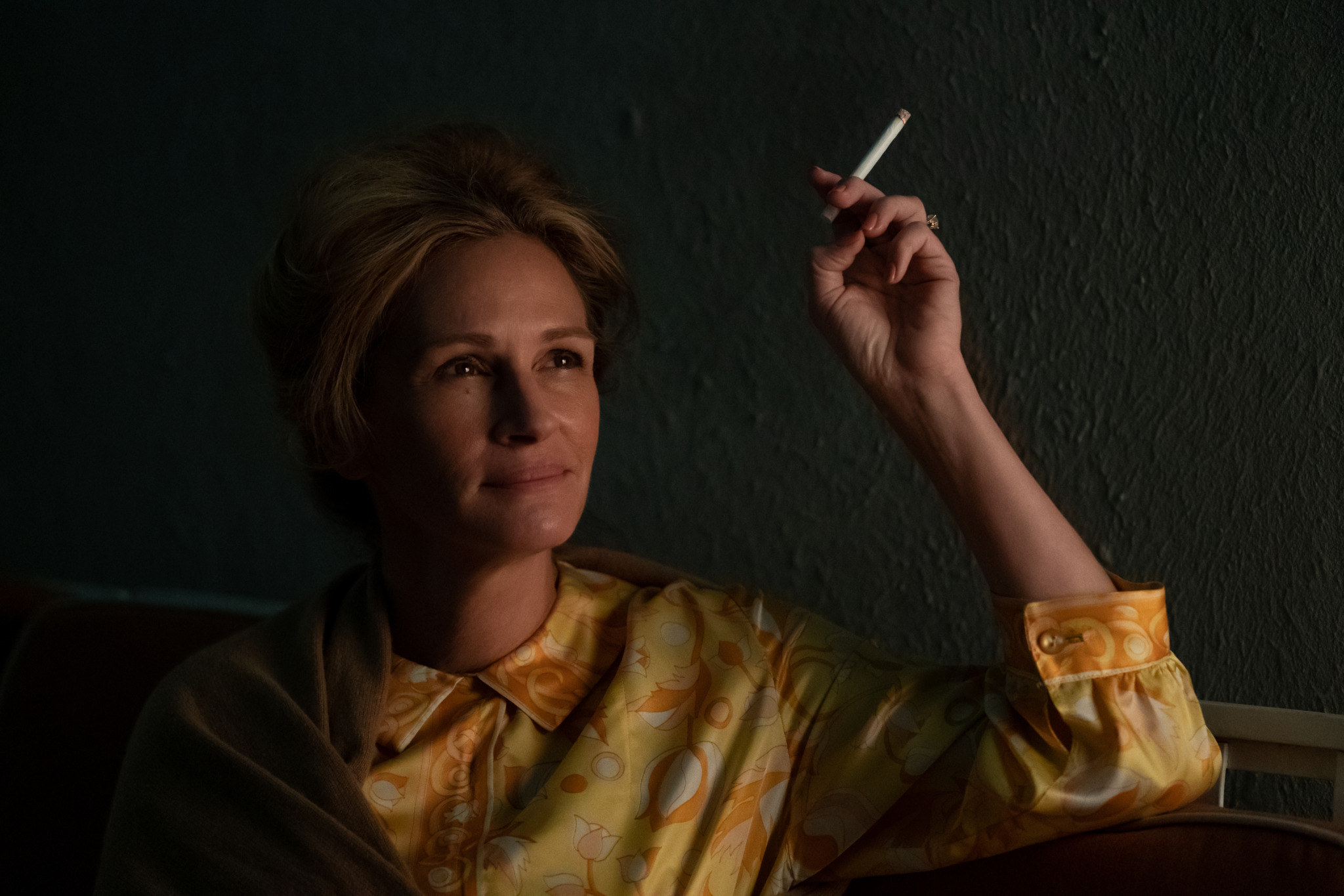 With Julia Roberts, Sean Penn, Dan Stevens, and Betty Gilpin, GASLIT