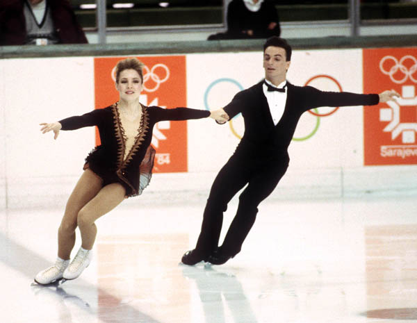 Canada's Tracy Wilson and her partner Robert McCall perform during the Ice Dancing competition at the 1984 Sarajevo Winter Olympic Games . (CP PHOTO/COA/ Crombie McNeil). Le couple de danse de patinage artistique du Canada Tracy Wilson et Robert McCall participent aux Jeux olympiques d'hiver de Sarajevo de 1984. (Photo PC/AOC)